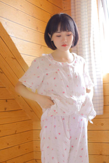 美女脱内衣露出了奶头